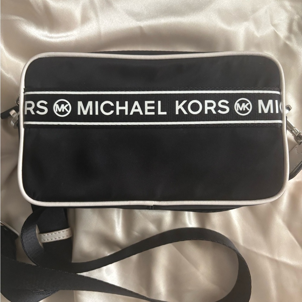 🎉 Michael Kors Kenly Small Camera Double Zip Crossbody Handbag